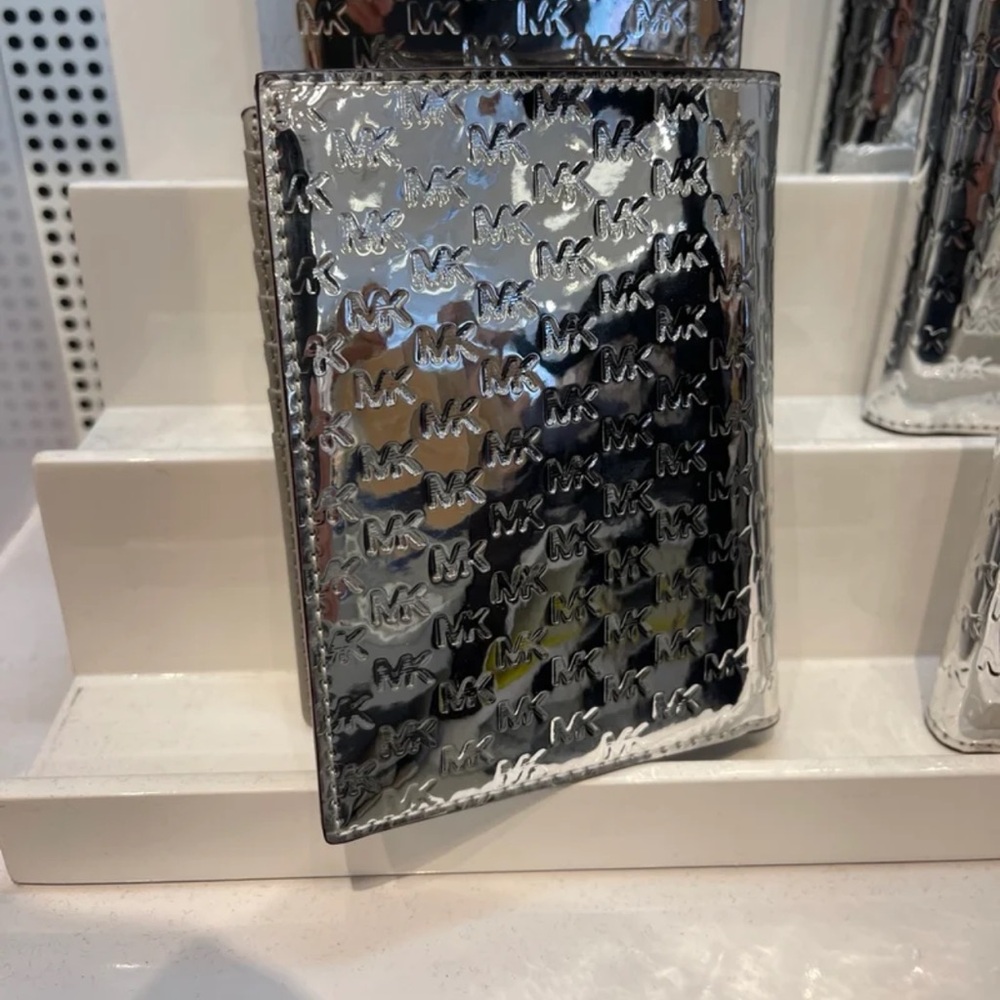 Michael Kors Jet Set Travel Md Sign Patent Logo Debossed  Passport Case
Silver - Picture 16 of 16